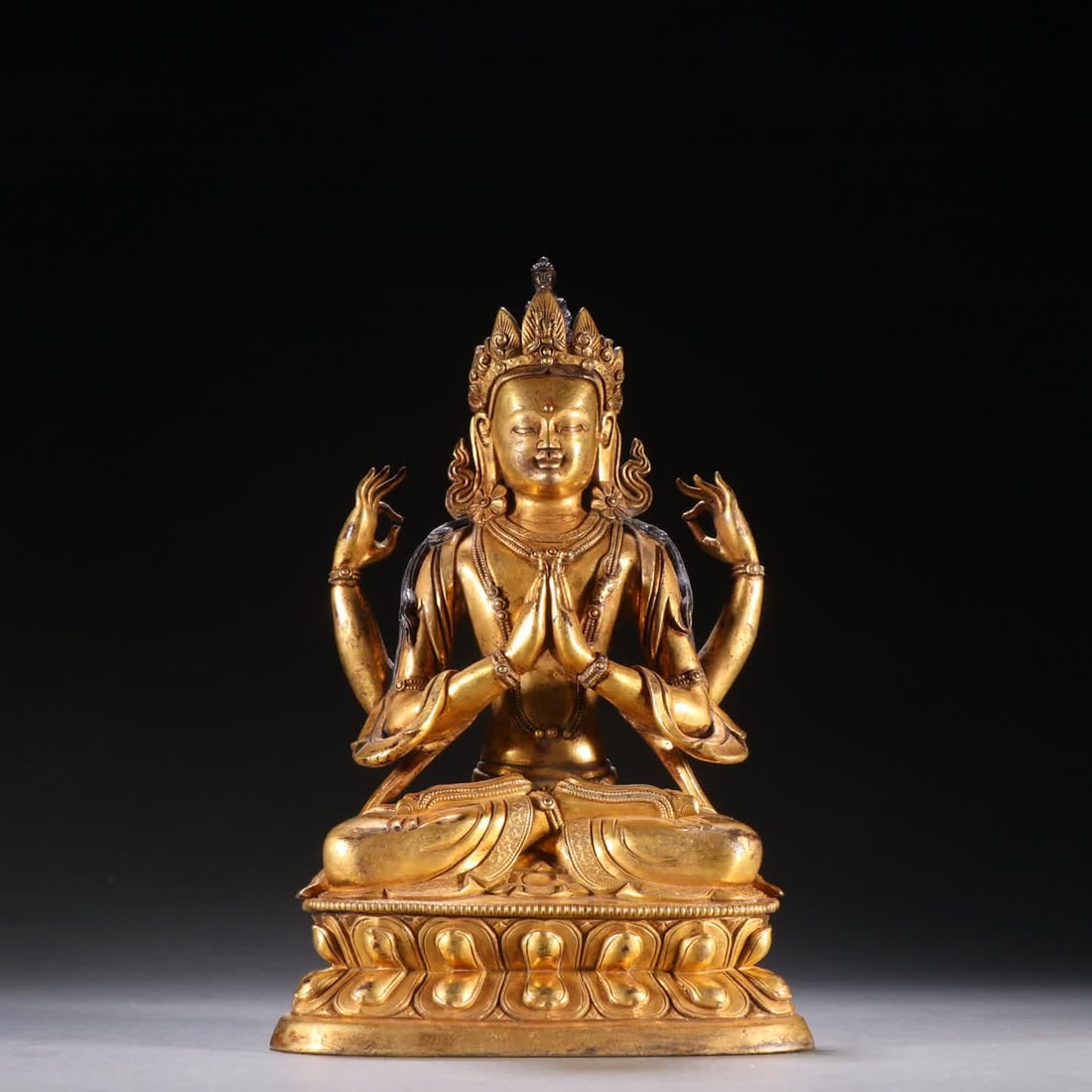 A bronze gilt four-armed Guanyin statue of the Qing Dynasty (1 of 9)