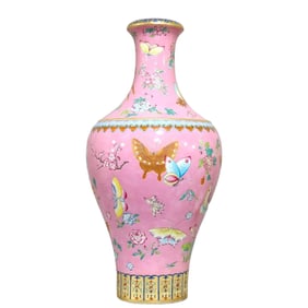 A butterfly bottle of Qing Dynasty Qianlong color pink ground
