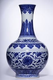 A blue and white entwined flower pattern appreciation vase made in the Qing Dynasty and the Qing
