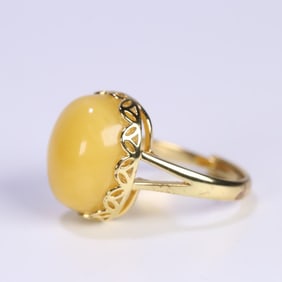 A natural beeswax silver gilt ring with a living mouth