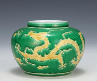 A Ming Wanli green glaze yellow color cloud dragon pattern jar