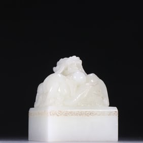 A Qing Dynasty Hetian jade dragon button seal