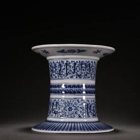 A blue and white entwined lotus flower pattern without a stall statue