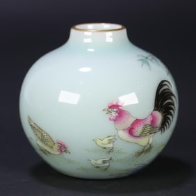 A small jar of pastel brooding pictures made in the Qianlong period of the Qing Dynasty