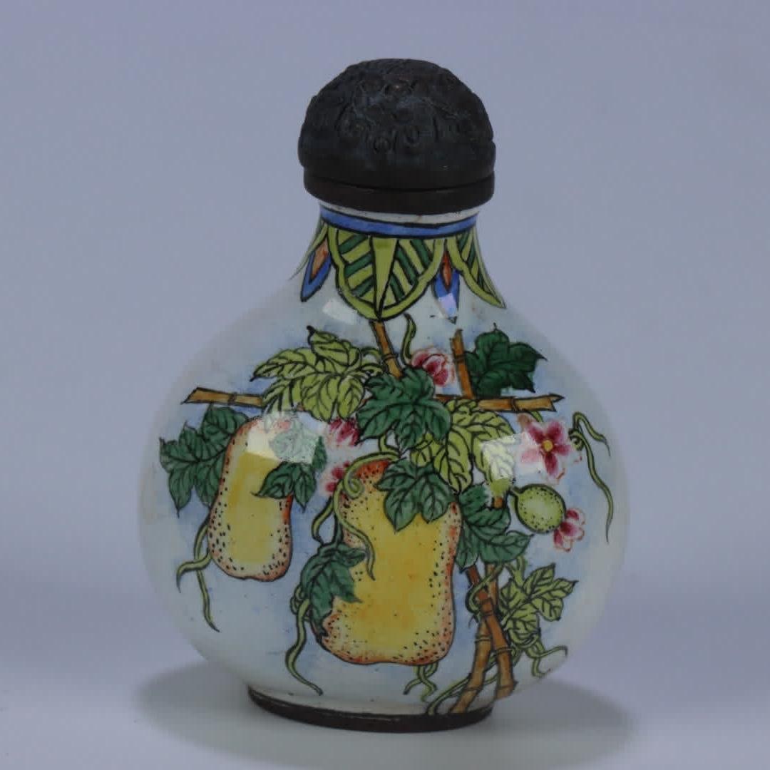 A piece of Qianlong bronze tire painting enamel colorful melon snuff bottle (1 of 9)