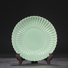 A Qing Dynasty Yongzheng apple green glazed melon edge plate