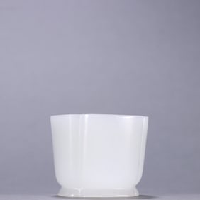 A Qing Dynasty Hetian jade flower cup
