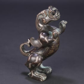 A tiger ornament with a wrong gold and silver inscription in the Han Dynasty