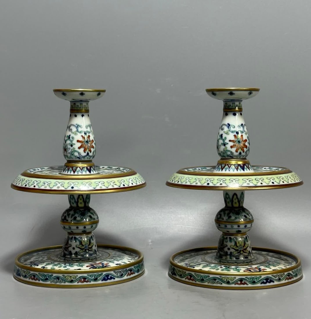 A pair of blue and white candlesticks made in the Qianlong year: Qianlong year blue and white candlestick SIZE: H: 17.2cm W: 13cm bottom 12.4cm (The Dimensions Of All Batches Are Manually Measured.If You Need More Detailed Information, Please Contact Our Customer S