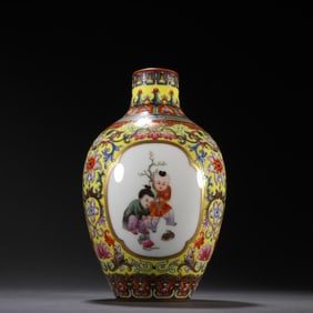 A Qing Dynasty yellow enamel colored entwined flower gilded window baby play pattern bottle