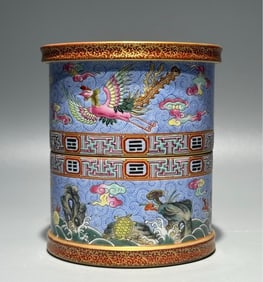 A Qing Dynasty Qianlong foreign color unified the country and mountains of the turn core pen holder
