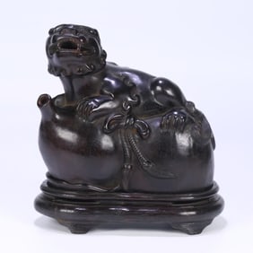 A Qing Dynasty rosewood gourd aromatherapy