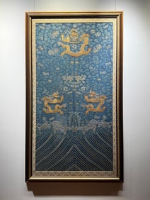 A plate gold embroidered robe in the middle of the Qing Dynasty with dragon pattern