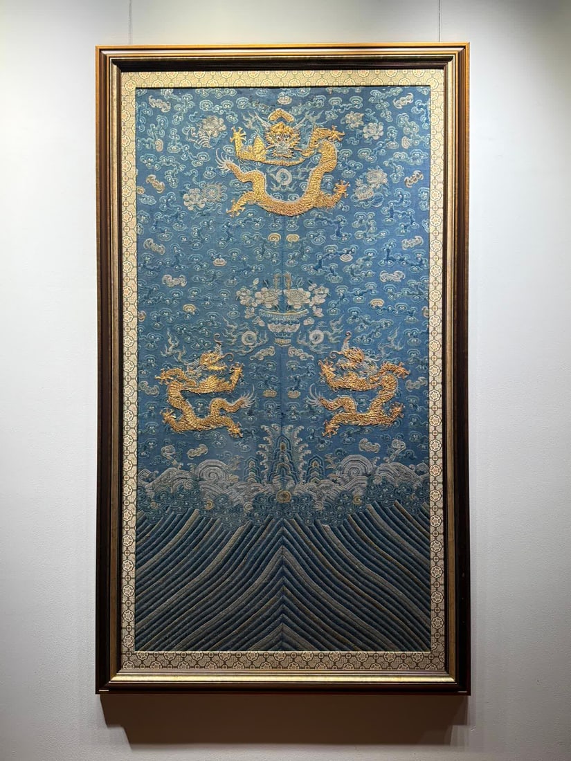 A plate gold embroidered robe in the middle of the Qing Dynasty with dragon pattern (1 of 8)