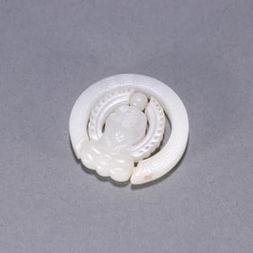 A Qing Dynasty Hetian jade carved lotus Guanyin carving