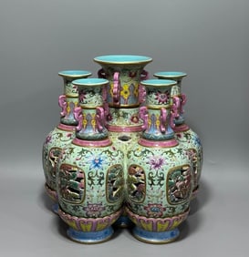 A Qianlong year-old foreign color pastel gold-painted six-yuan turning dazzling bottle