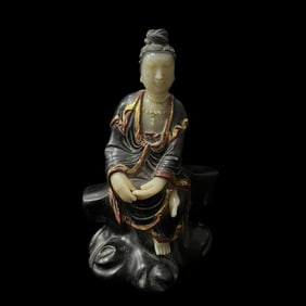 A piece of Qing Dynasty sandalwood inlaid with Shoushan stone Guanyin