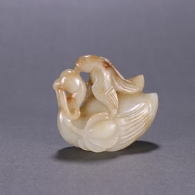A carving of a goose catching goose in the Qing Dynasty Hetian Yuhai Dongqing
