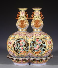 A Qing Dynasty Qianlong amphora yellow hollow core twin gourd bottle
