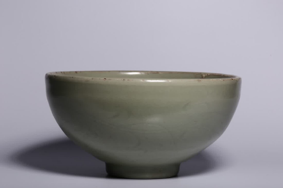 A Ming Dynasty Longquan celadon bowl: Ming Dynasty Longquan celadon bowl SIZE: H:9.5cm D:18.8cm (The Dimensions Of All Batches Are Manually Measured.If You Need More Detailed Information, Please Contact Our Customer Service Before Bidding