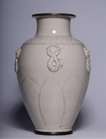 A fixed kiln wrapped lotus petal pattern bottle