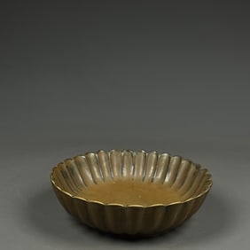 A piece of Song Jiexiu kiln sauce glaze chrysanthemum wash