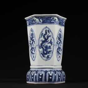 A Ming Dynasty Xuande blue and white dragon pattern flower vessel