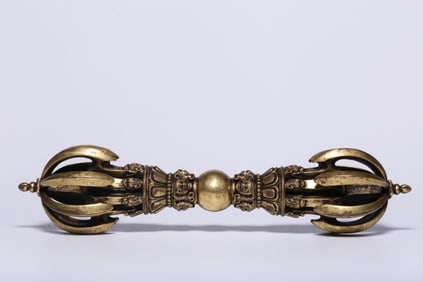 A Qing Dynasty copper gilt eight-strand vajra
