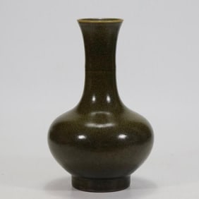 A tea powder glaze appreciation bottle made in the Qianlong period of the Qing Dynasty