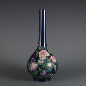 A purple enamel chrysanthemum pattern gall bottle made in the Yongzheng era of the Qing Dynasty