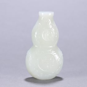 A piece of Hetian jade gourd snuff bottle