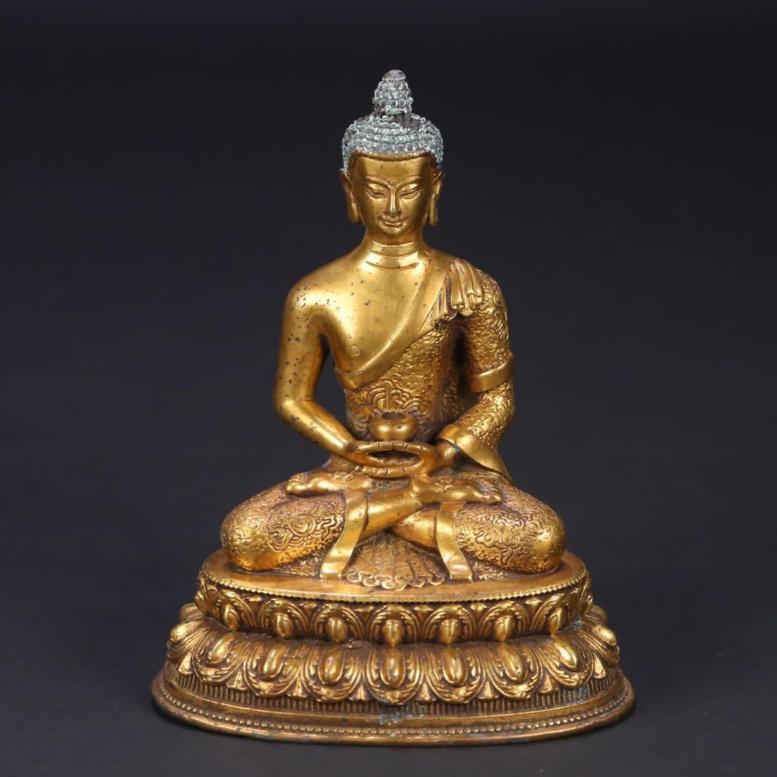 A Tibetan bronze gilt statue of Shakyamuni (1 of 9)