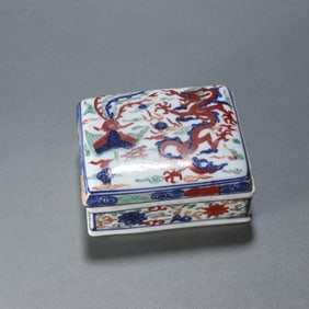 A Ming Dynasty blue and white colorful dragon and phoenix pattern lid box