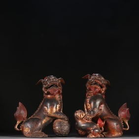 A pair of copper-tired mud gold lion aroma burners