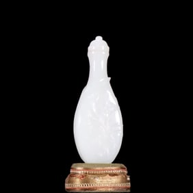 A Qing Dynasty Hetian jade lotus pattern vase