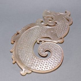 A war Han Dynasty Hetian jade dragon-shaped pendant