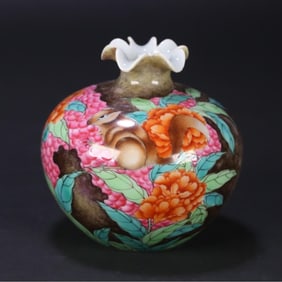 A pastel squirrel pomegranate made in the Yongzheng year of the Qing Dynasty