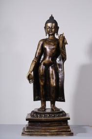 A statue of the Buddha in the Qing Dynasty bronze gilt on the sun