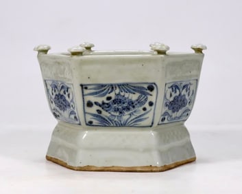 A Yuan Dynasty blue and white lotus fish pattern hexagonal flower plate