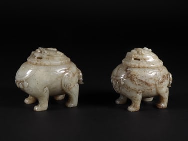 A pair of Ming Dynasty Hetian jade seed material aromatherapy roar