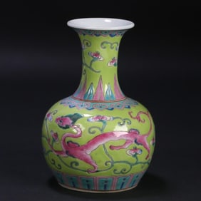 A pastel dragon pattern bottle made in the Qianlong year