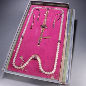 A plate of Hetian jade morning beads