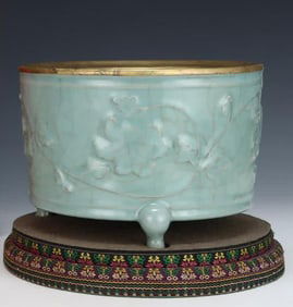 A three-legged furnace with a three-legged furnace carved with intertwined flower patterns in the