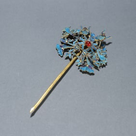 A Qing Dynasty silver gilt pattern hairpin