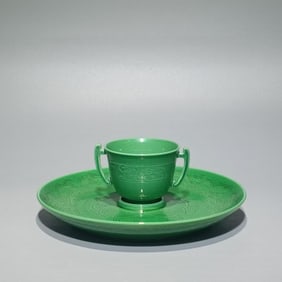 A Qing Dynasty Kangxi year Eagle Dove Green Dark Engraved Dragon Pattern Duke Cup