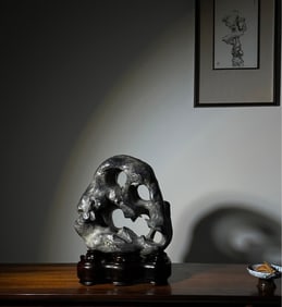 A Qing Dynasty Taihu Lake stone study ornament