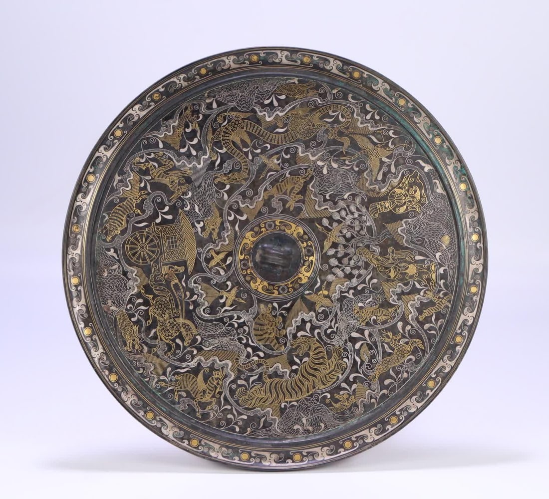 A bronze mirror with a bronze pattern of gold and silver seawater beast and bird pattern in the Han (1 of 9)