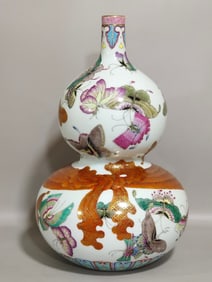 A Qing Dynasty Qianlong Hundred Butterfly Bundle Gourd Bottle