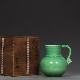 A piece of Ming Dynasty Chenghua melon peel green glaze flower pouring