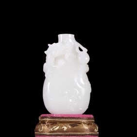A Qing Dynasty Hetian jade dragon pattern vase